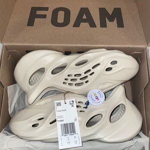 Yeezy foam runner sz5